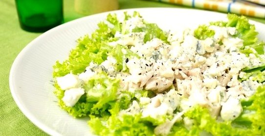 Зелёный салат с курицей и голубым сыром