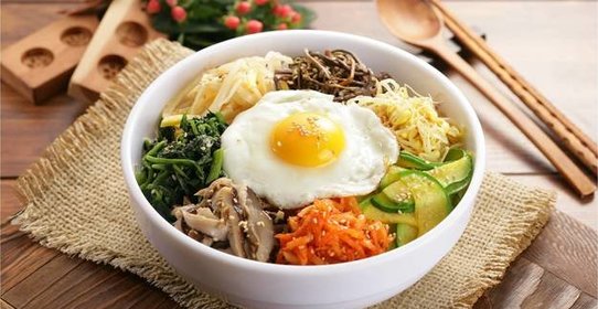 Классическое корейское блюдо Бибимбап