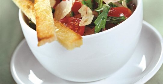 Салат из рукколы с томатами и пармезаном