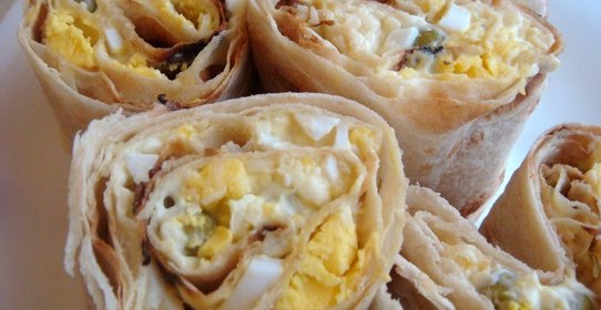 Рулетики из лаваша с сырным соусом