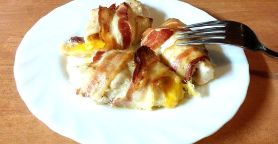 Куриные рулетики в беконе с сыром