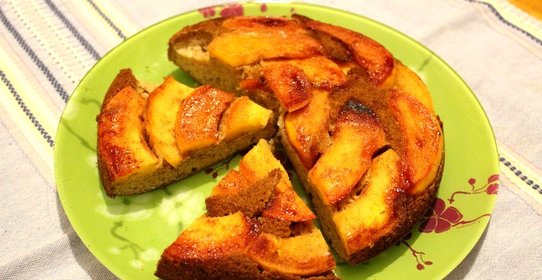 Шарлотка с айвой