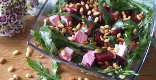 Салат с печеной свеклой и рукколой