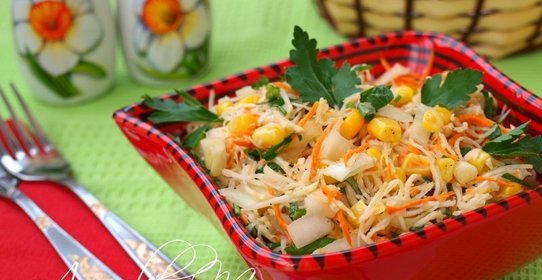 Салат с корнем сельдерея, морковью и кукурузой