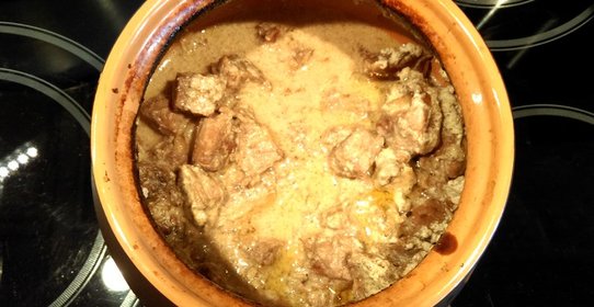 Говядина в горшочке в сметанно-горчичном соусе