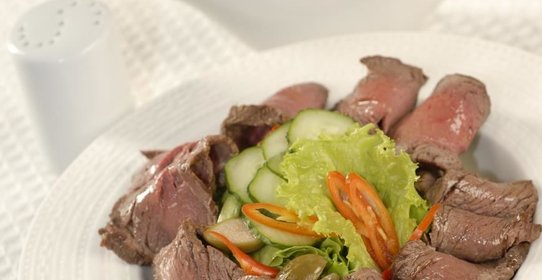 Ростбиф в карамели с пикантным соусом