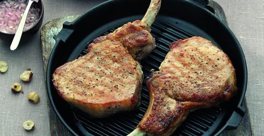 Свиные котлеты с салатом из груш и орехов