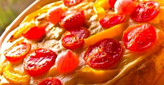 Пирог с помидорами, творожным сыром и базиликом