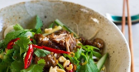 Пикантная свинина с лапшой соба