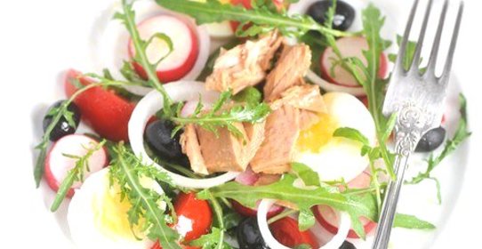 Салат нисуаз с рукколой