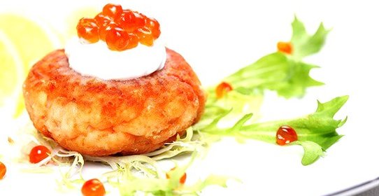 Котлеты из лосося с йогуртовым соусом