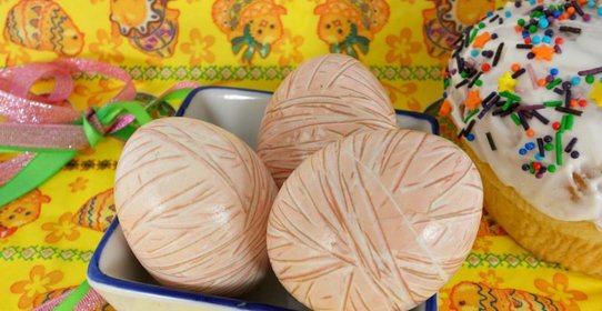 Окрашивание яиц с помощью цветных нитей