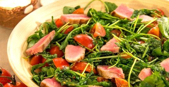 Салат с тунцом, рукколой и черри