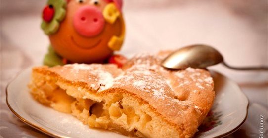 Шарлотка яблочная со сливочным маслом