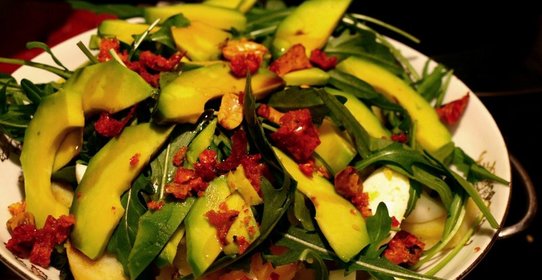 Салат из молодой спаржи с картофелем, авокадо и рукколой