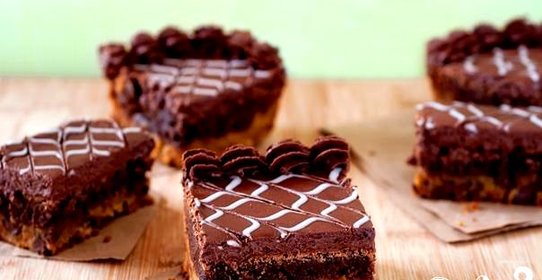 Пирожные с шоколадно-ванильной глазурью