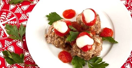 Мясные фрикадельки с моцареллой
