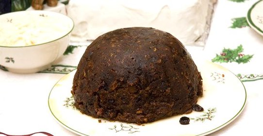 Пудинг с яблоками, изюмом и цукатами