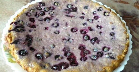 Кукурузный пирог с творогом и ягодами