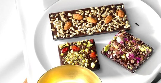 Шоколадные плитки с кешью, барбарисом и розовым перцем
