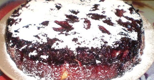 Пирог с жимолостью
