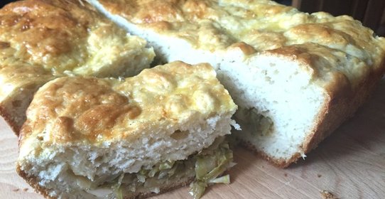 Капустный пирог с перепелиными яйцами и сыром