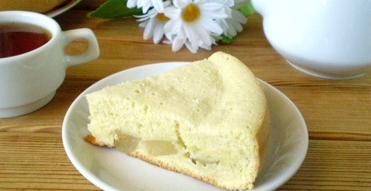 Пирог из бисквитного теста со сладкой грушевой начинкой в мультиварке