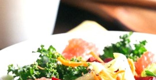 Салат из цикория и грейпфрута с медово-бальзамической заправкой