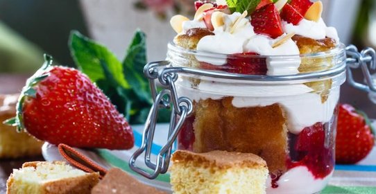 Пан Ди Спанья с воздушными сливками и клубникой