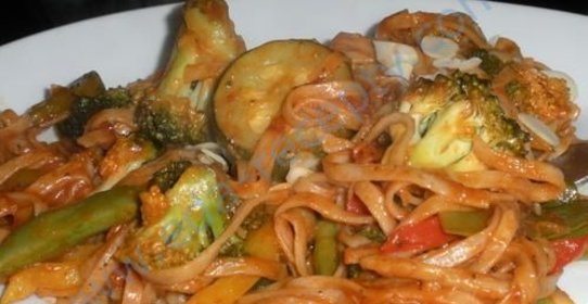 Кабачковый салат с лапшой и цветной капустой