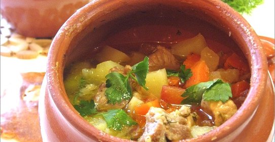 Свинина тушеная в горшочке