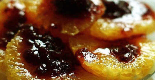 Апельсины под теплым малиновым соусом