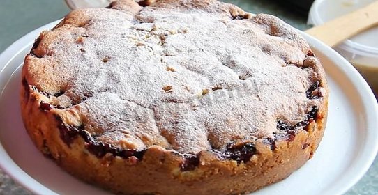 Пирог с вяленой вишней