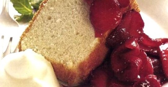 Бисквитный пирог с клубникой и взбитыми сливками