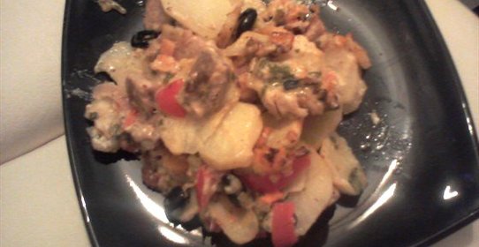 Мясо с овощами под сливочно-сырным соусом