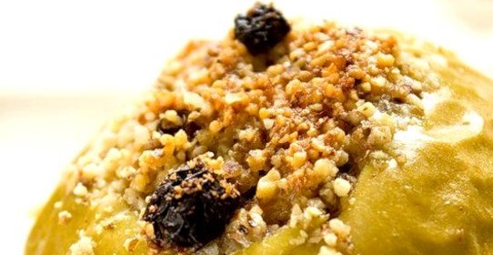 Яблоки, запеченные с орехами и медом