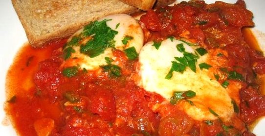 Яичница с томатной пастой