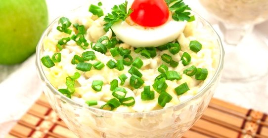 Салат с кальмарами, яблоками и сыром