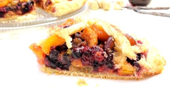 Пирог из слоеного теста с ягодами