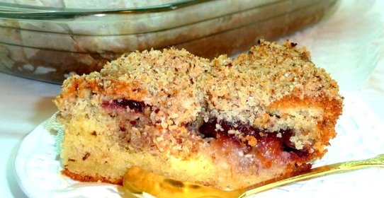 Сливовый пирог с ореховой посыпкой