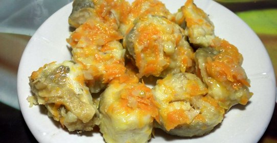 Хек с морковью и луком