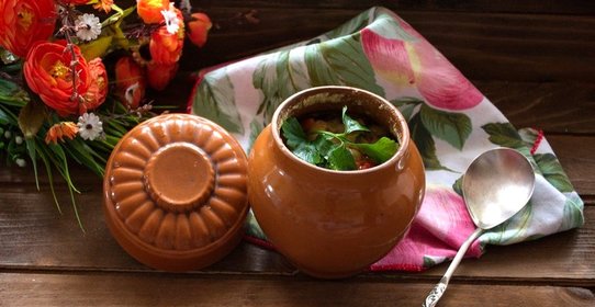 Жаркое из курицы в горшочке