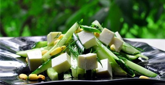 Огуречный салат с фетой и орешками