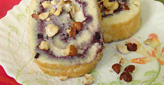 Рулет с черникой и взбитыми сливками