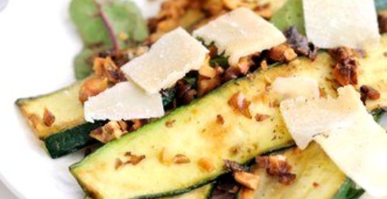 Салат из жареных цукини и пекорино