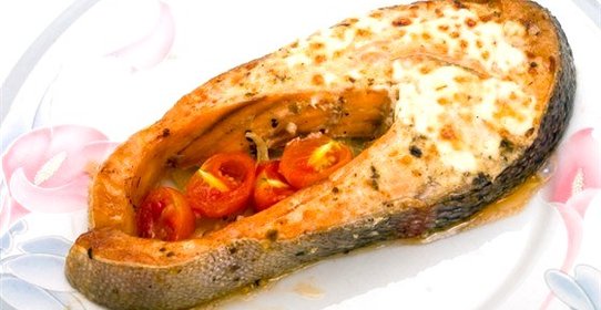 Лосось на ложе из запеченных томатов