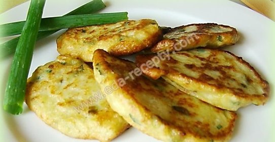 Кабачковые оладьи с сыром и чесноком