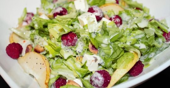 Зеленый салат с малиной и грушей