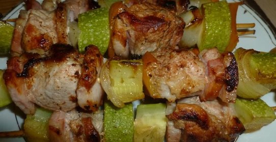 Свинина с овощами на шпажках