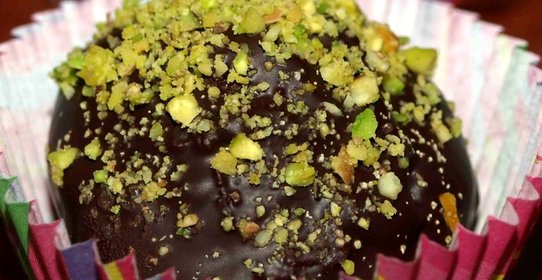 Конфеты из миндальной муки с фисташками и клюквой